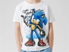 Dreng klædt i hvid t-shirt med print af Sonic-figur fra Name It 13243274 bright white